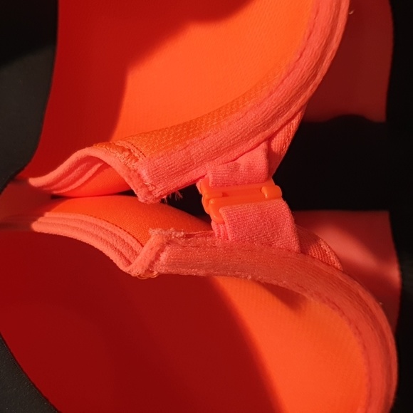 VS Knockout Front-Close Sport Bra - Picture 5 of 6